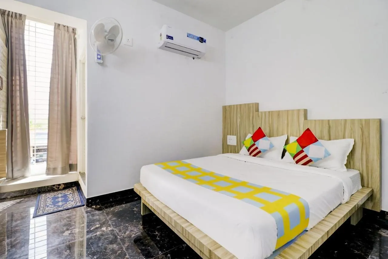 Guest house Oyo Flagship D Silver Suites Vanivilasa Puram